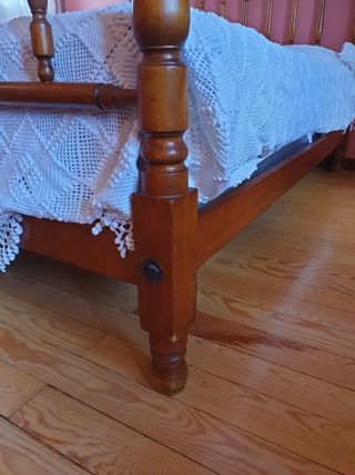 Cama antigua de madera