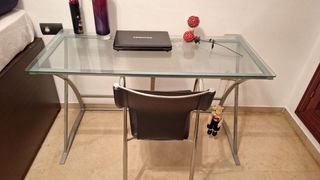 Mesa de cristal con silla