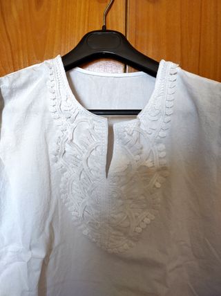 Blusa tipo túnica branca com renda
