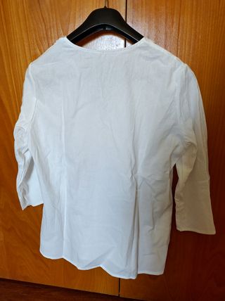 Blusa tipo túnica branca com renda