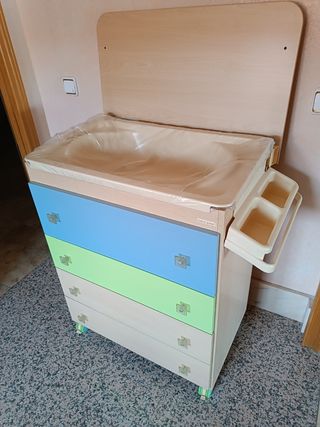 Cómoda cambiador con bañera