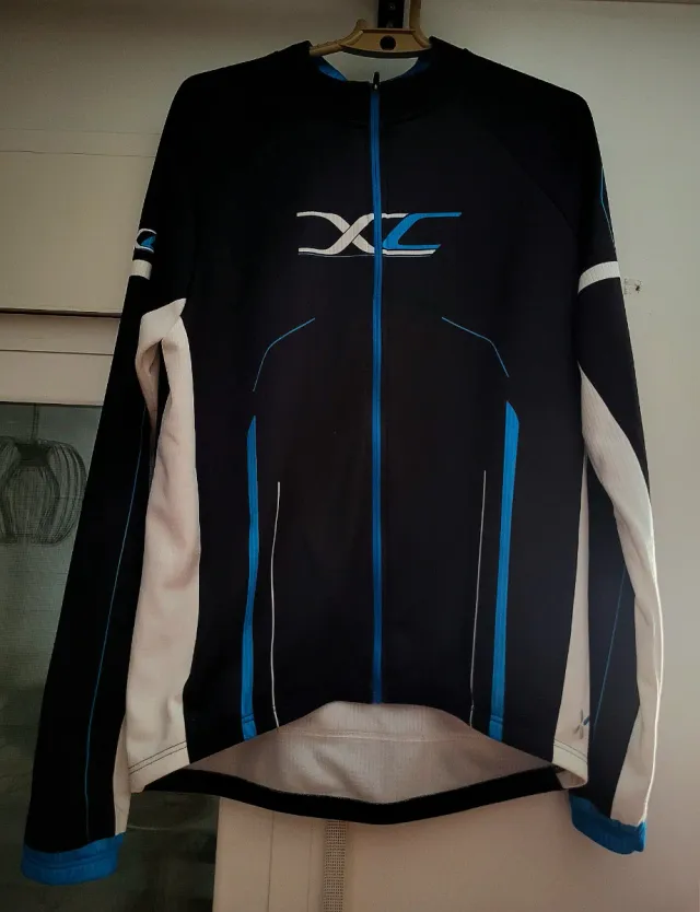 Calções e camisola de ciclismo. Tamanho L. Novo