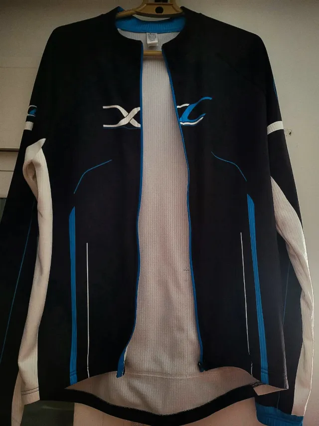 Calções e camisola de ciclismo. Tamanho L. Novo