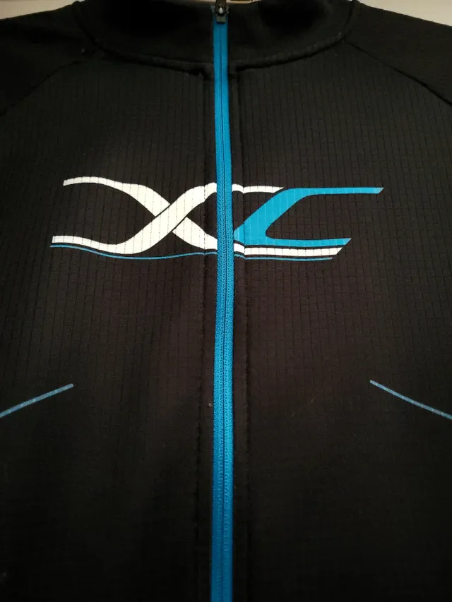 Calções e camisola de ciclismo. Tamanho L. Novo