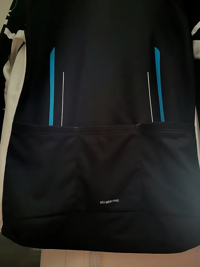 Calções e camisola de ciclismo. Tamanho L. Novo