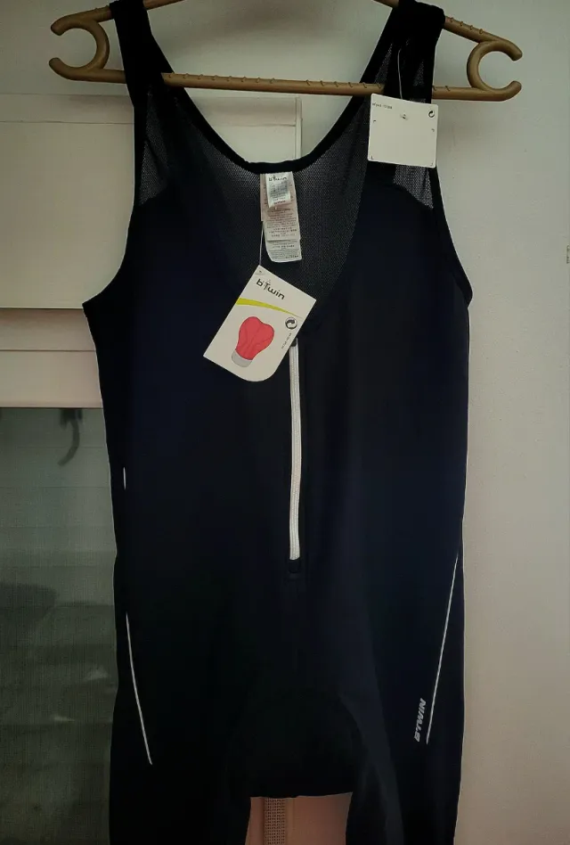 Calções e camisola de ciclismo. Tamanho L. Novo