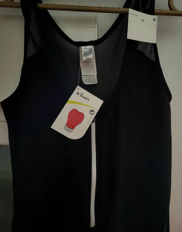 Calções e camisola de ciclismo. Tamanho L. Novo