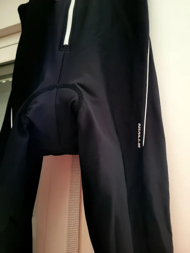 Calções e camisola de ciclismo. Tamanho L. Novo