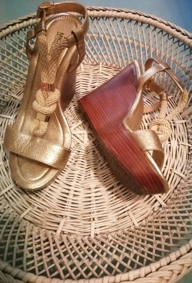 Sandalias doradas Michael Kors.