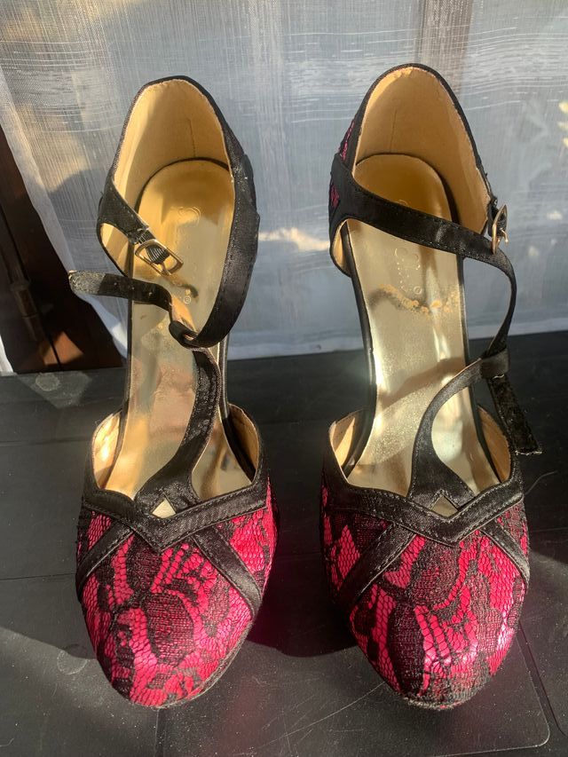 sandalo tacco alto fucsia e motivo pizzo nero