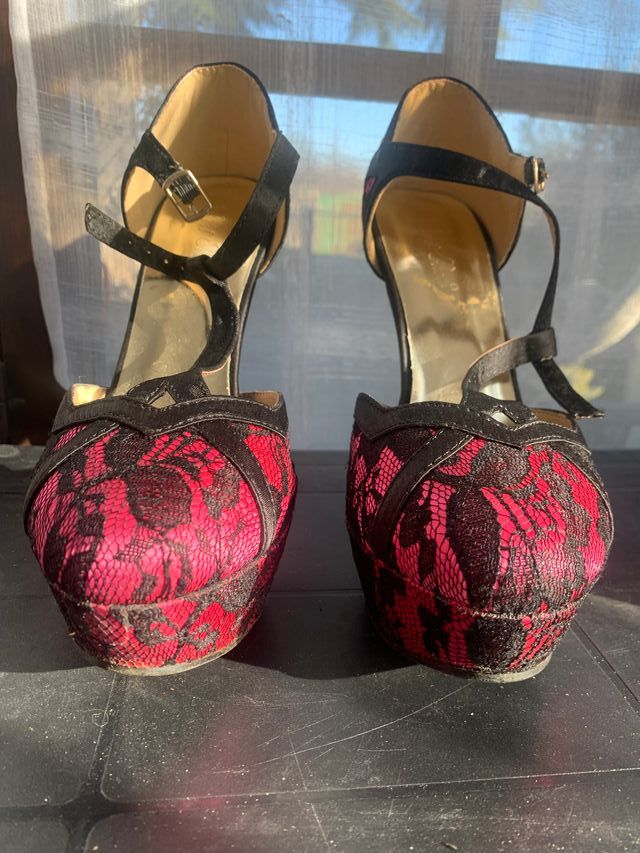 sandalo tacco alto fucsia e motivo pizzo nero