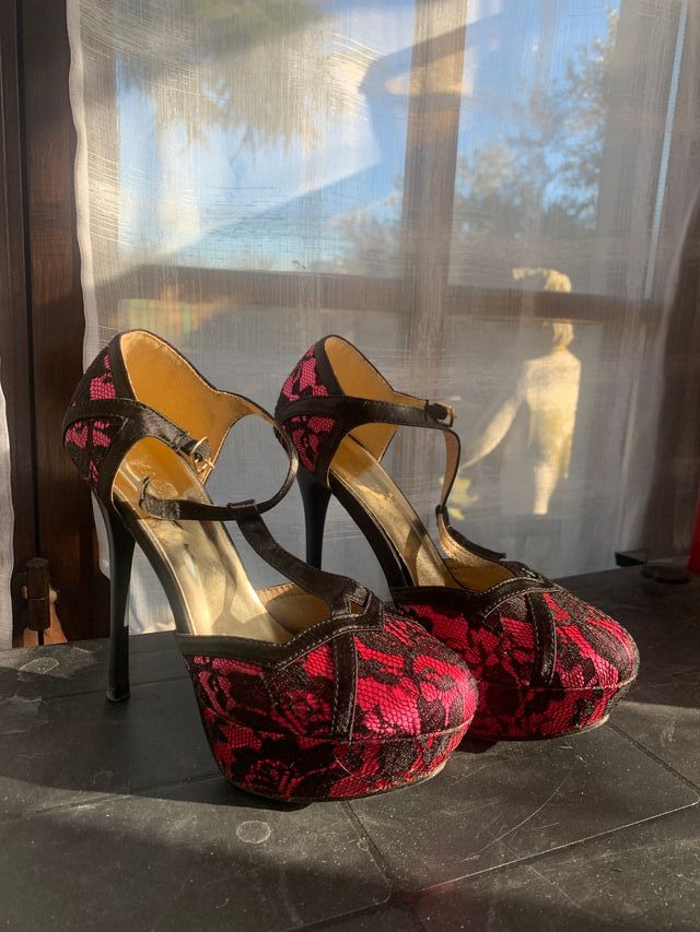 sandalo tacco alto fucsia e motivo pizzo nero