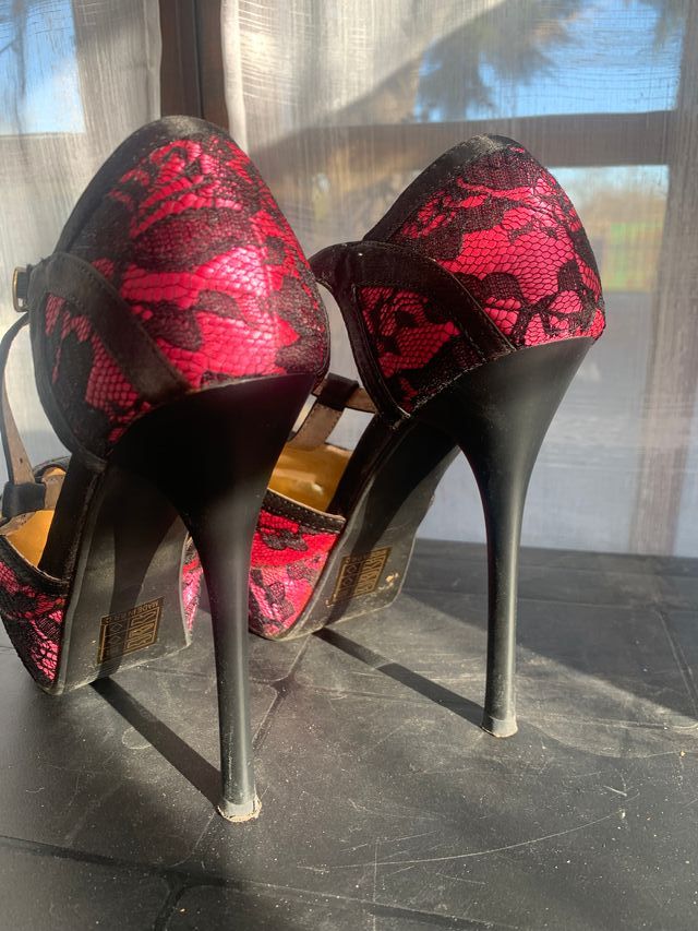 sandalo tacco alto fucsia e motivo pizzo nero