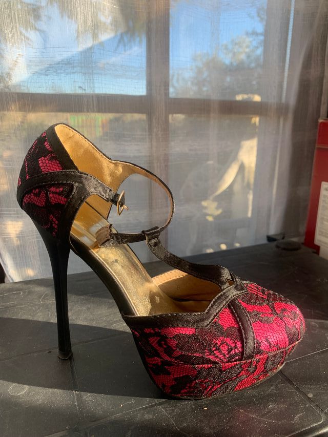 sandalo tacco alto fucsia e motivo pizzo nero