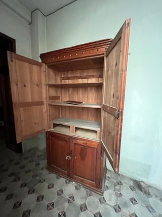 Armario antiguo de madera maciza