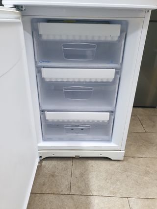 Nevera Indesit 188x60cm con garantía y transporte 