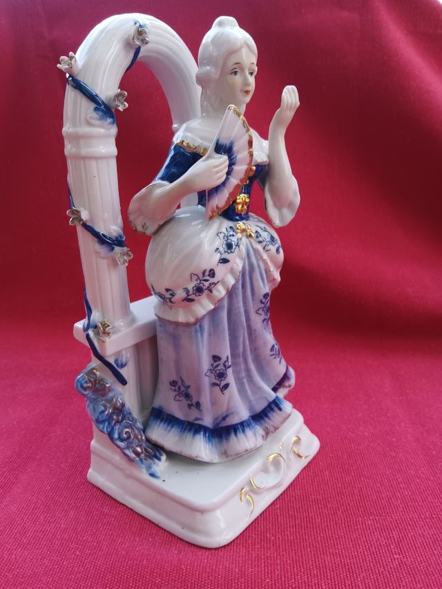 Figura in porcellana bianca blu e iro