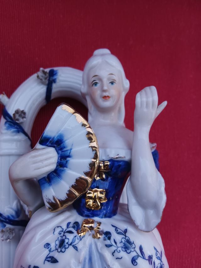 Figura in porcellana bianca blu e iro