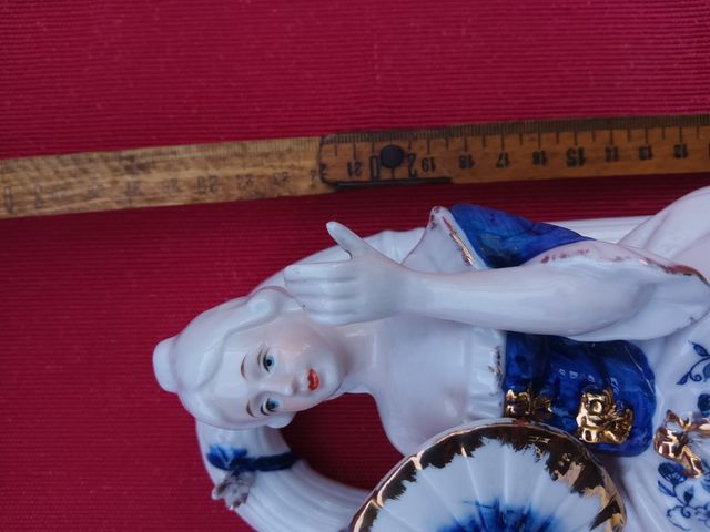 Figura in porcellana bianca blu e iro