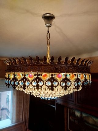 Lámpara de techo de cristales de colores roca.