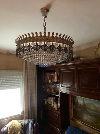 Lámpara de techo de cristales de colores roca.