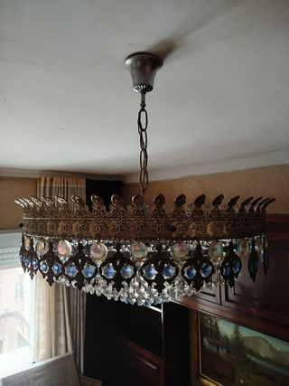 Lámpara de techo de cristales de colores roca.