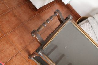 Camarera antigua de madera con ruedas.