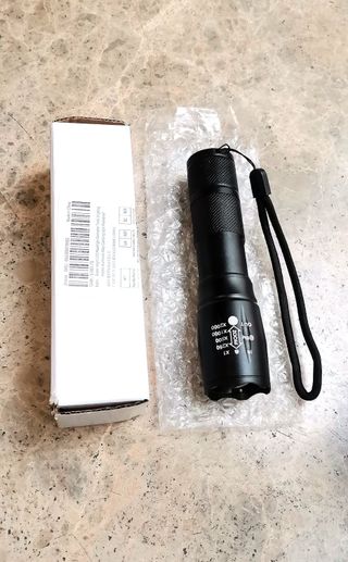 Linterna LED. Metálica, Nueva.