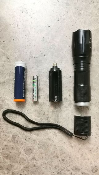 Linterna LED. Metálica, Nueva.