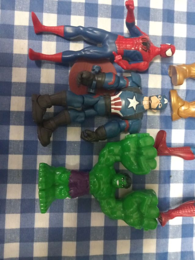 Lote de figuras de superheroes 005
