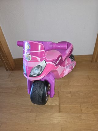 Moto pequeña, correpasillos
