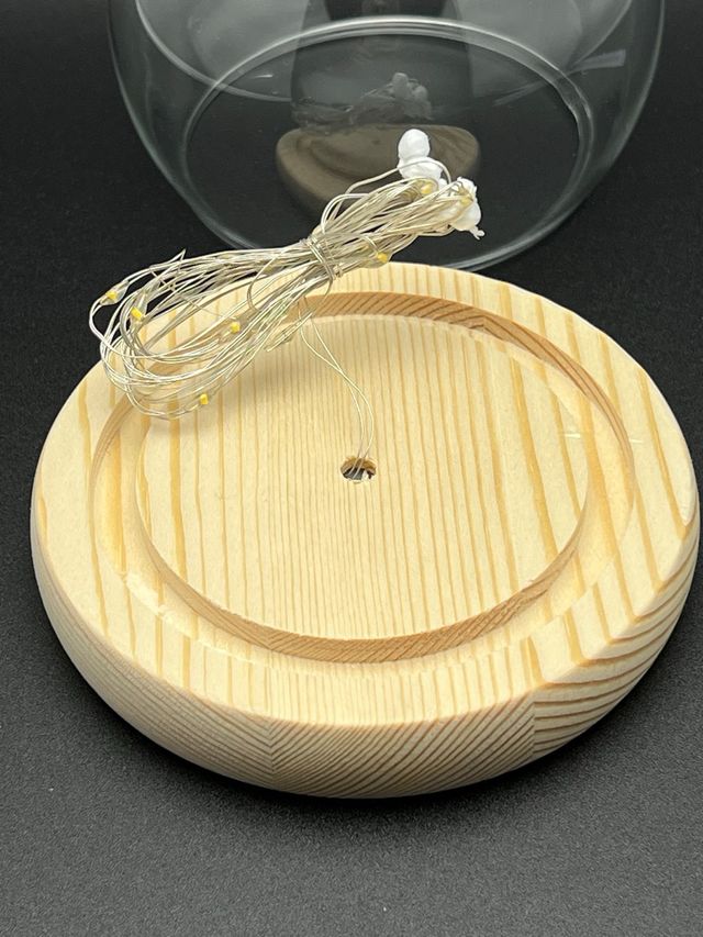 Cupola in vetro con base in legno e LED