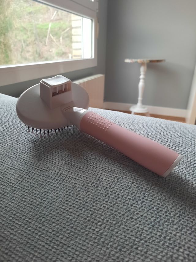 Cepillo para gatos y perros.