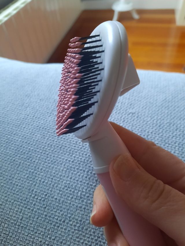 Cepillo para gatos y perros.