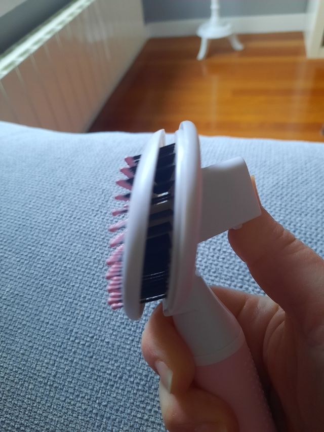 Cepillo para gatos y perros.