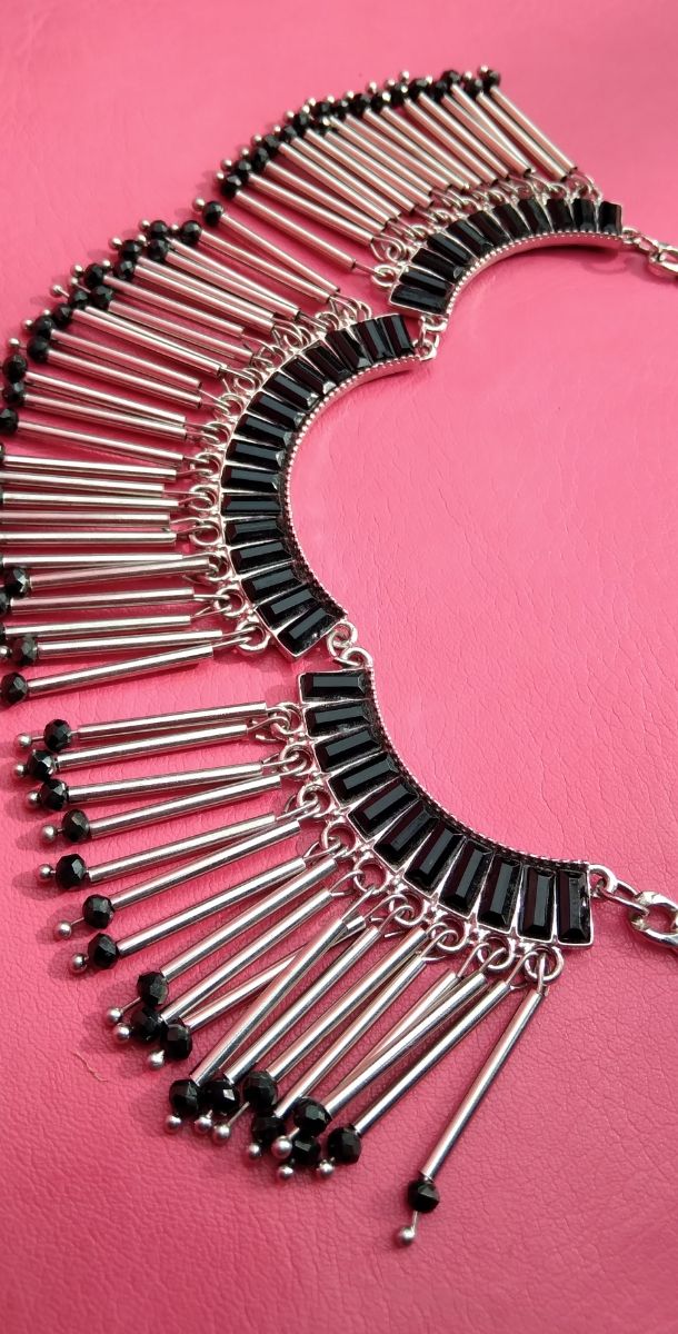 Collana girocollo a colletto con pietre nere