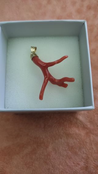 Ciondolo tronchetto di corallo e oro 18k