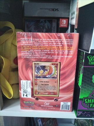 Libro ilustración y Carta Pokémon TCG