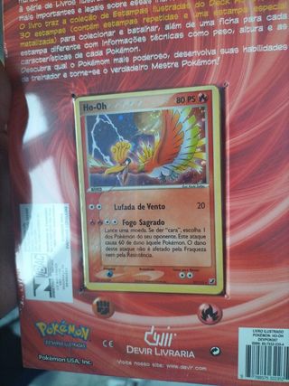 Libro ilustración y Carta Pokémon TCG