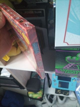 Libro ilustración y Carta Pokémon TCG