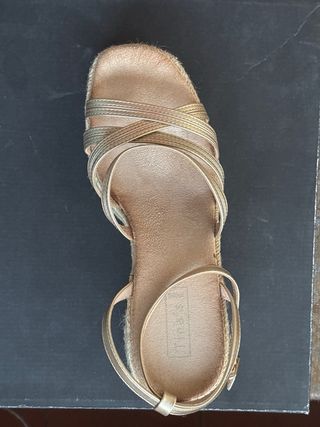 Sandalias  con plataforma de esparto tiras doradas