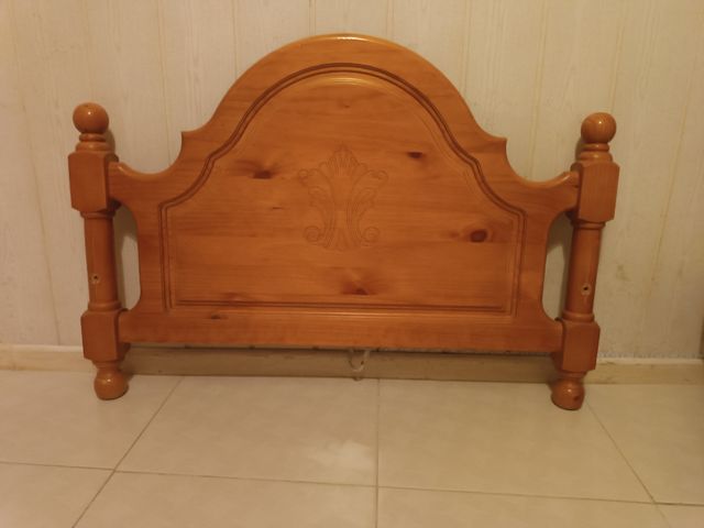 Dos pies de cama demadera .