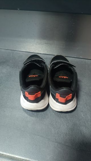 Sapatilhas de criança adidas tamanho 24