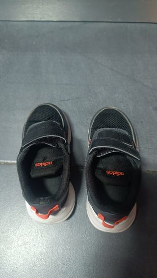 Sapatilhas de criança adidas tamanho 24