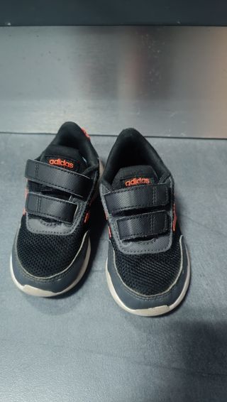 Sapatilhas de criança adidas tamanho 24