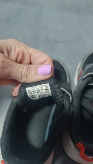 Sapatilhas de criança adidas tamanho 24