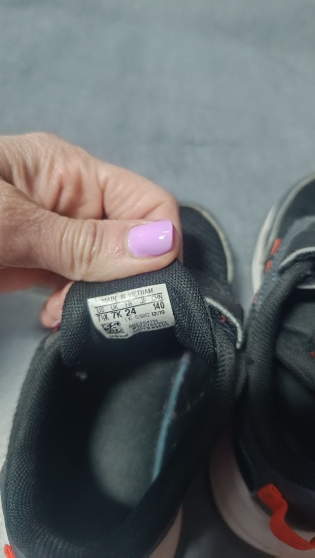 Sapatilhas de criança adidas tamanho 24