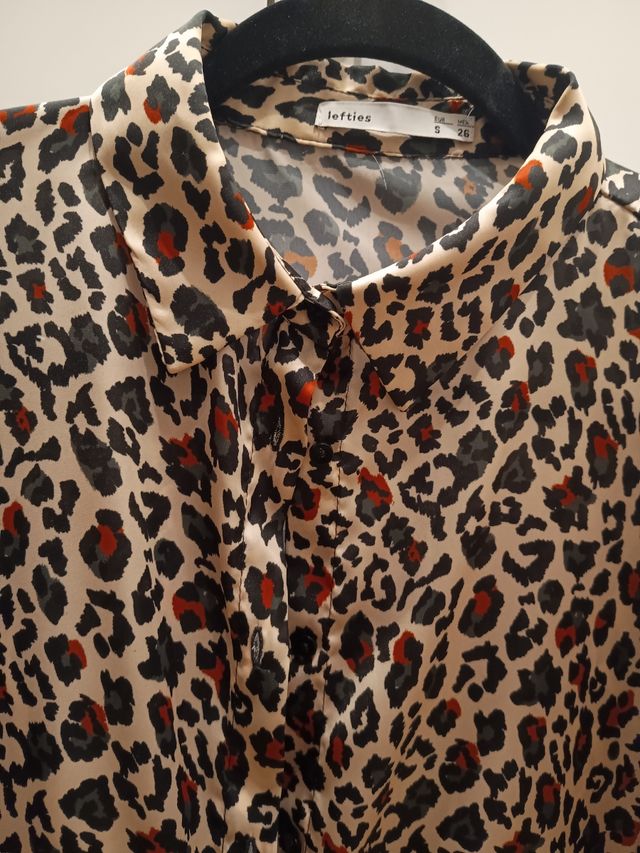 Blusa fluida satinada animal print