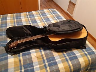 Guitarra acústica + funda + pie + bandolera