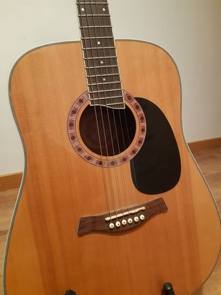 Guitarra acústica + funda + pie + bandolera